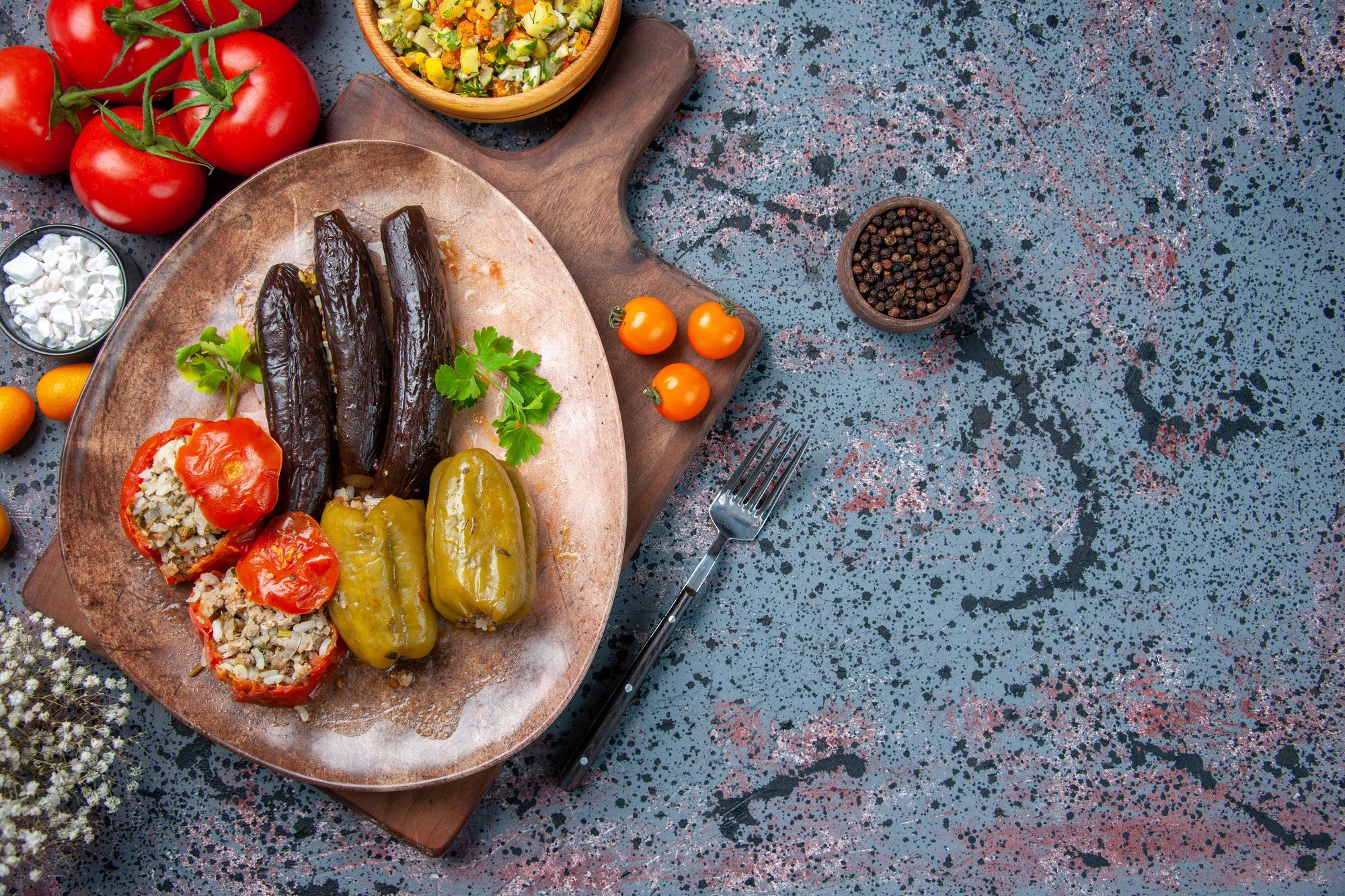 üstten görünüm mavi arka plan üzerinde salata ve domates ile lezzetli sebze dolması sağlık gıda akşam yemeği