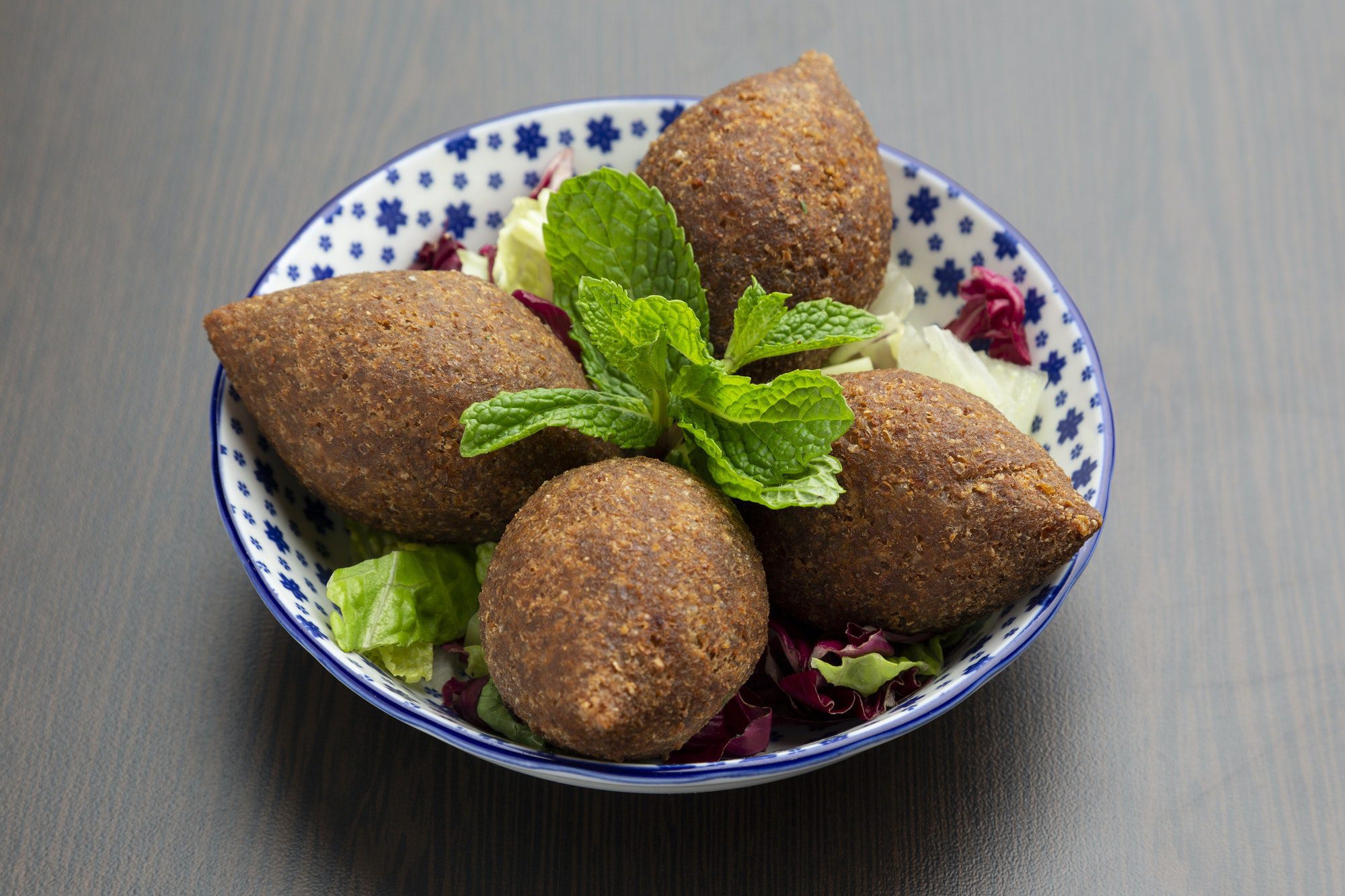 Kibbeh Orta Doğu yemeği, bulgar buğdayı ve baharatlarla öğütülmüş kuzu eti, pişmiş veya çiğ olarak yenir.